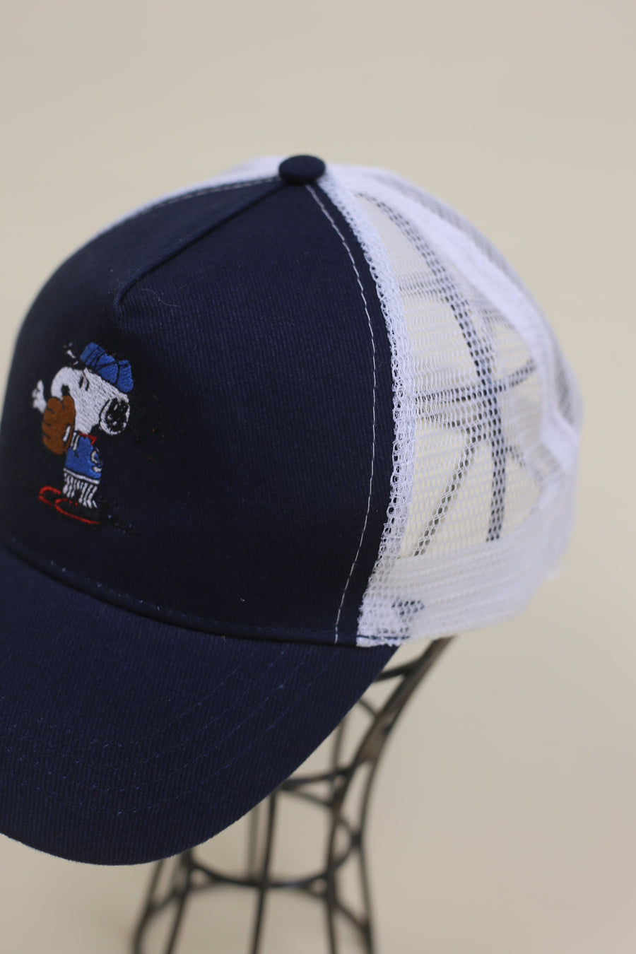 cappellino con ricamo