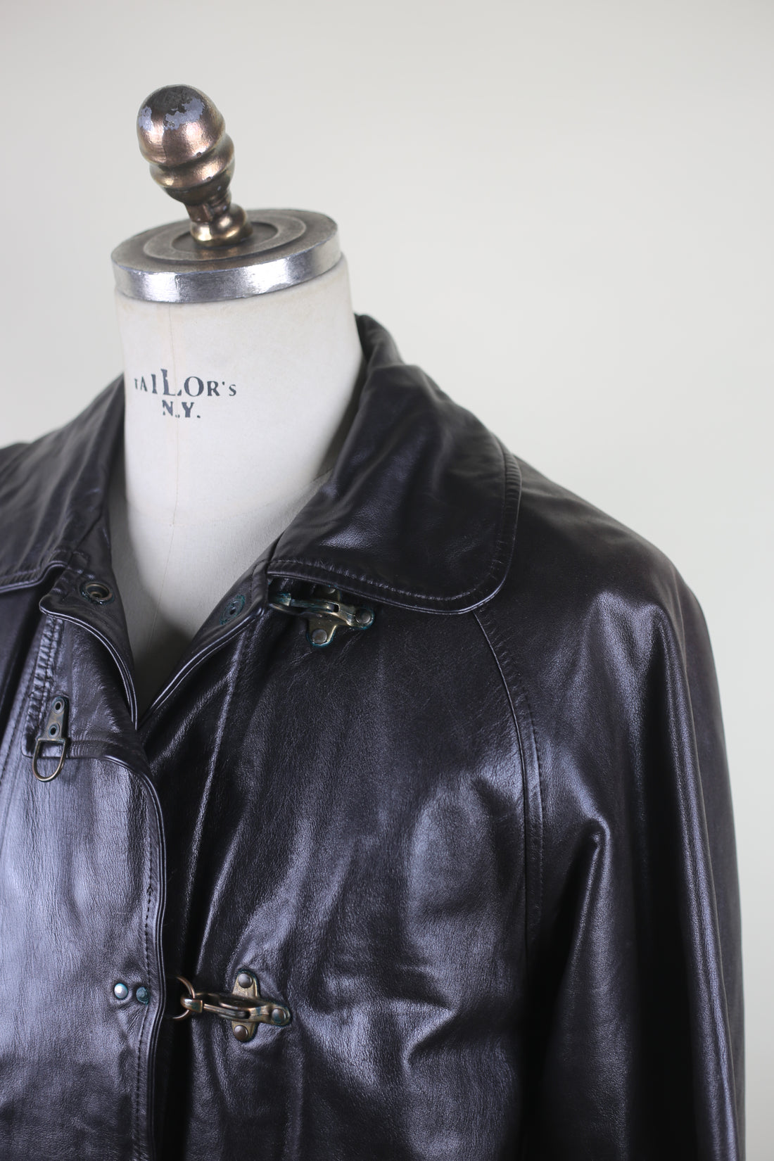 LEATHER JACKET WITH HOOKS -L-