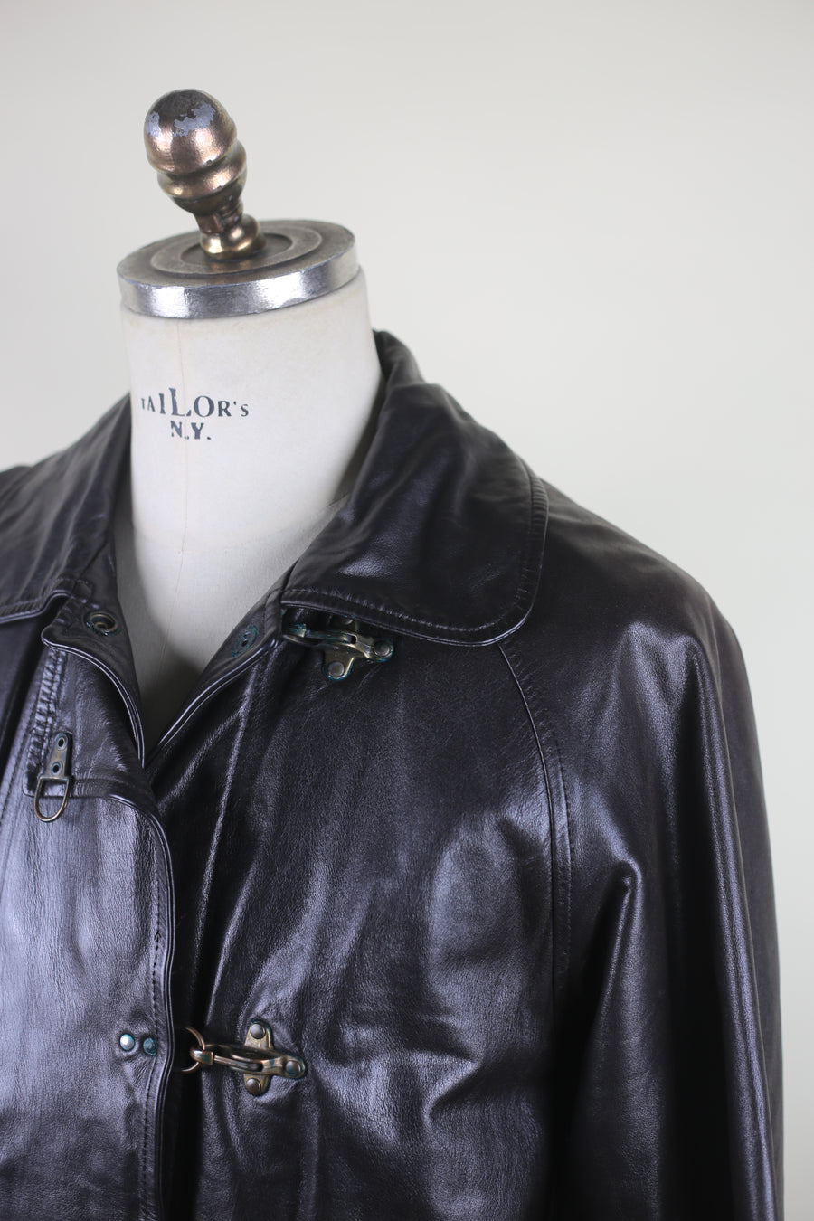 LEATHER JACKET WITH HOOKS -L-