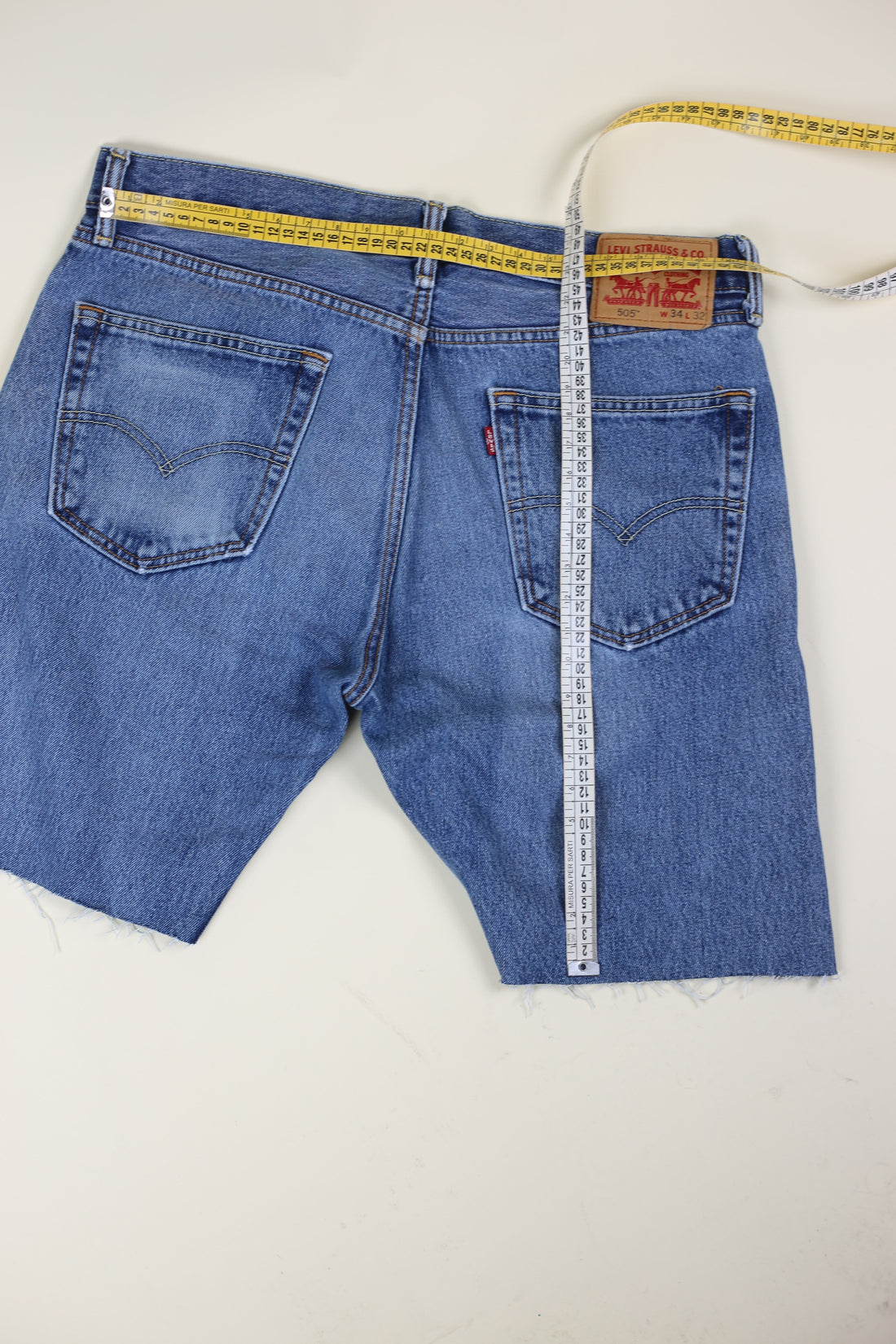 LEVIS DENIM SHORTS - W34 -