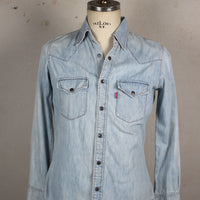 LEVIS WOMEN'S DENIM SHIRT - S -