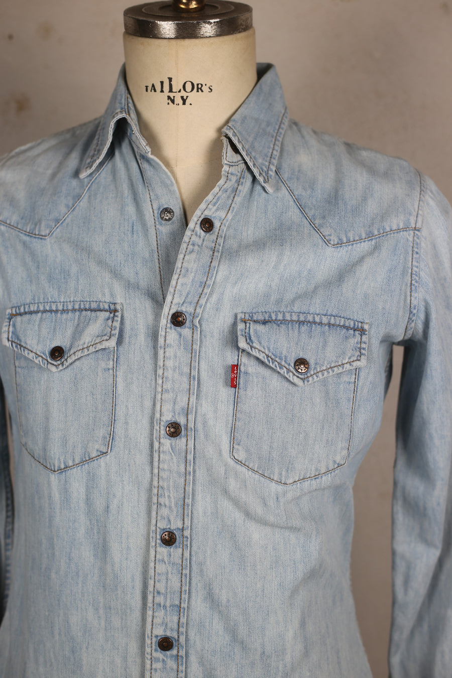 LEVIS WOMEN'S DENIM SHIRT - S -