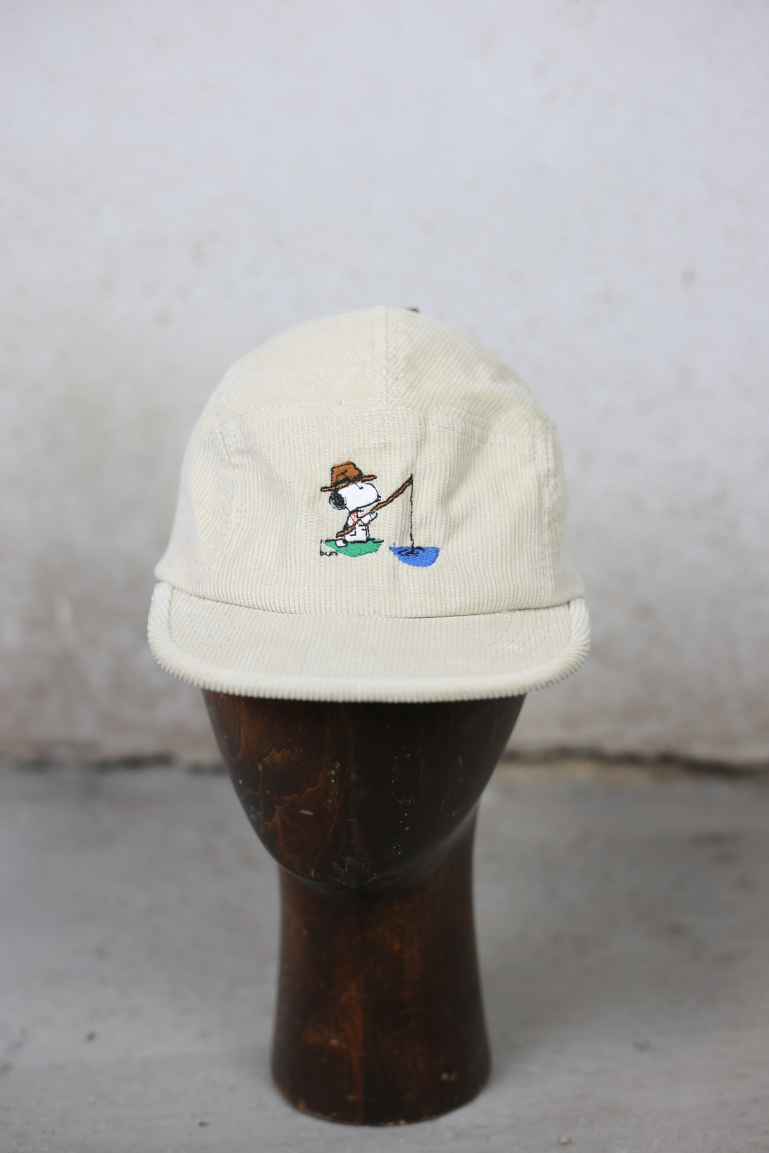 cappellino con ricamo in velluto