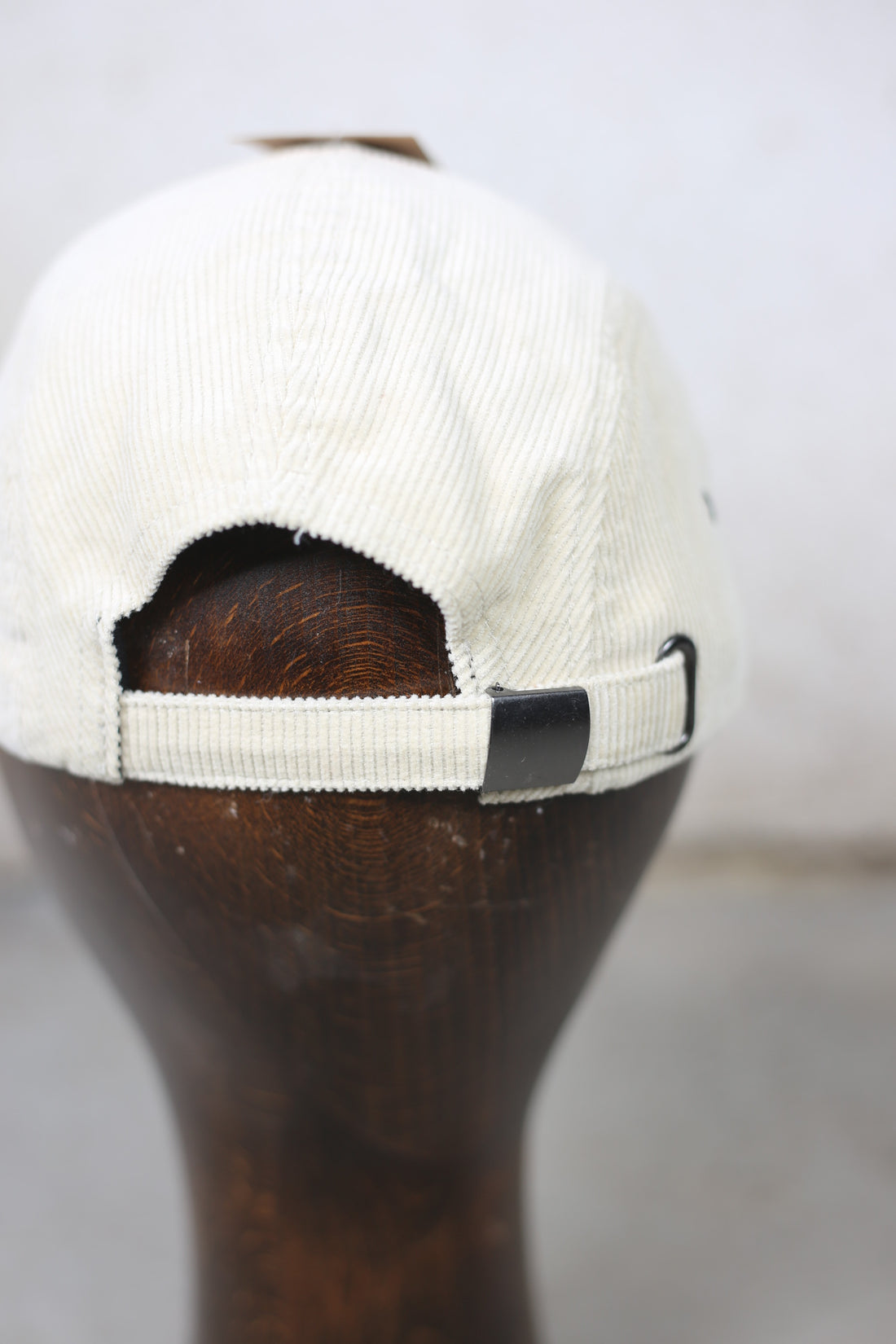 cappellino con ricamo in velluto