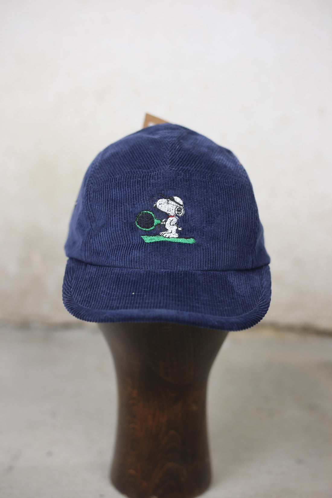 cappellino con ricamo in velluto