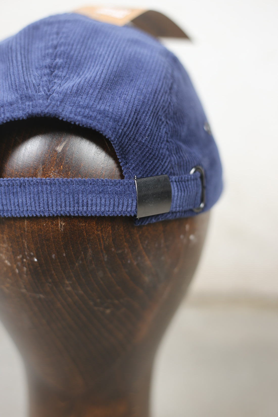 cappellino con ricamo in velluto