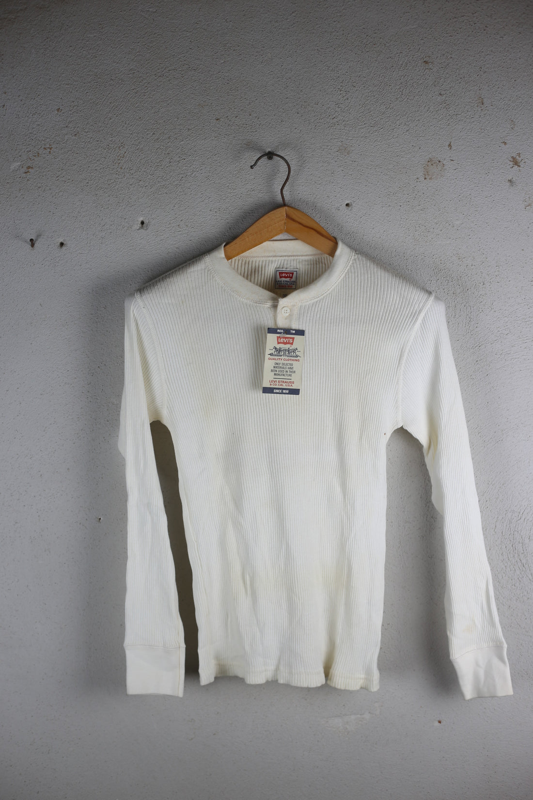 HENLEY LEVIS   - M -