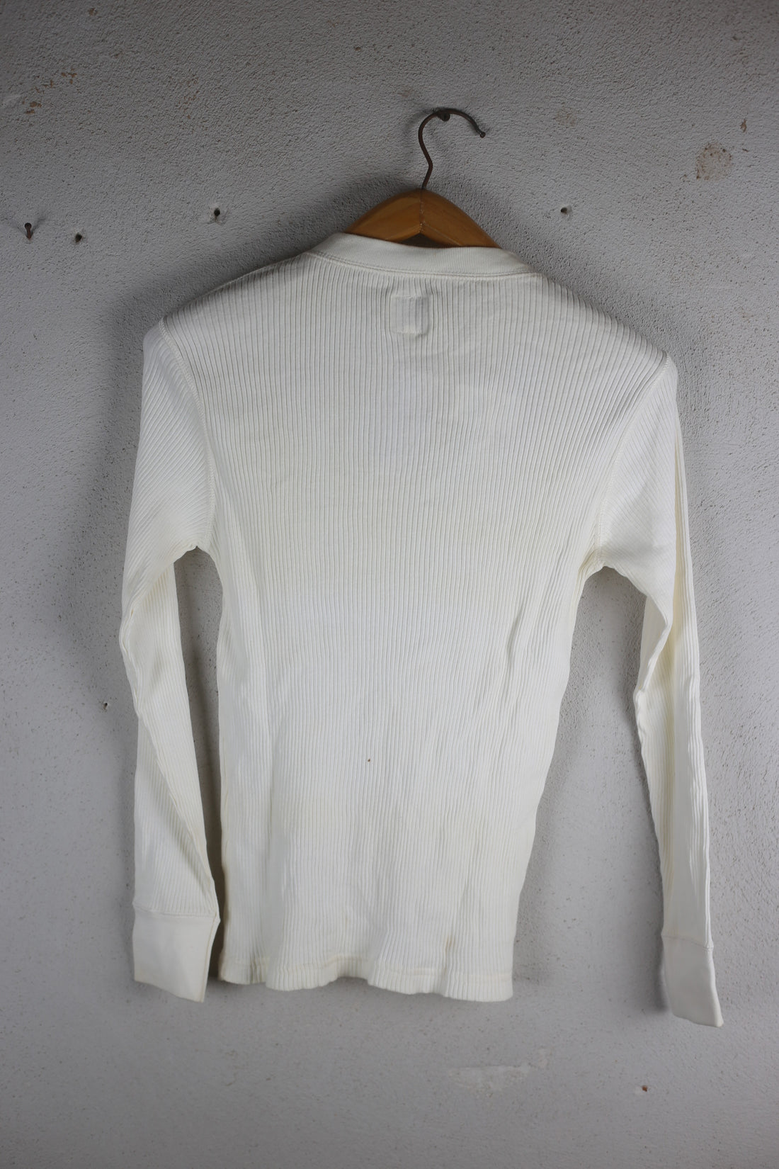 HENLEY LEVIS   - M -