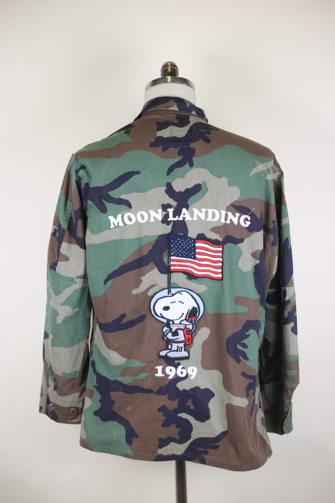 BDU WOODLAND Us ARMY jacket with Snoopy Moon Landing embroidery - L -